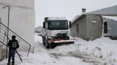 Gürpınar Belediyesi, ilçe genelinde etkili olan kar yağışının ardından kar