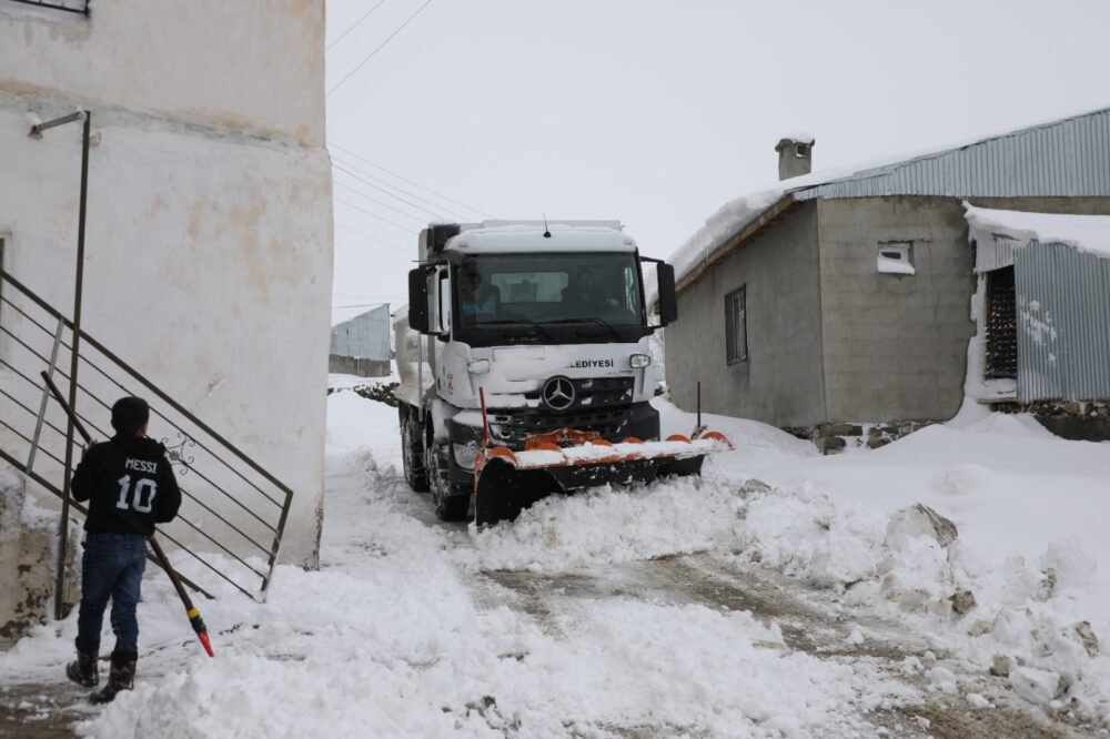 Gürpınar Belediyesi Karla Mücadele Çalışmalarını Sürdürüyor