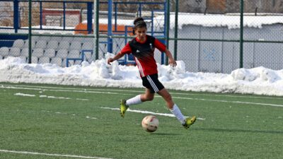 Van Büyükşehir Belediyespor Kadın Futbol takımında forma giyen Milli Futbolcu