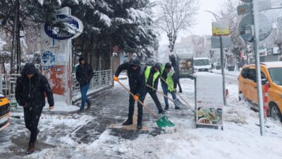 Kent genelinde 390 araç ve 618 personel ile yürütülen karla