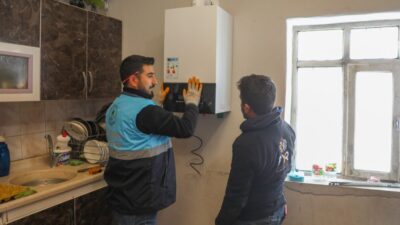 Van'ın Gürpınar Belediyesi tarafından maddi yetersizliklerinden dolayı doğalgazı evine bağlayamayan