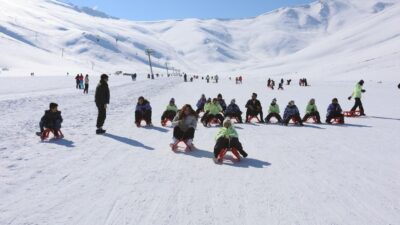 Van'ın İpekyolu Belediyesi Gençlik ve Spor Müdürlüğü, "Kayak Bilmeyen Kalmasın"