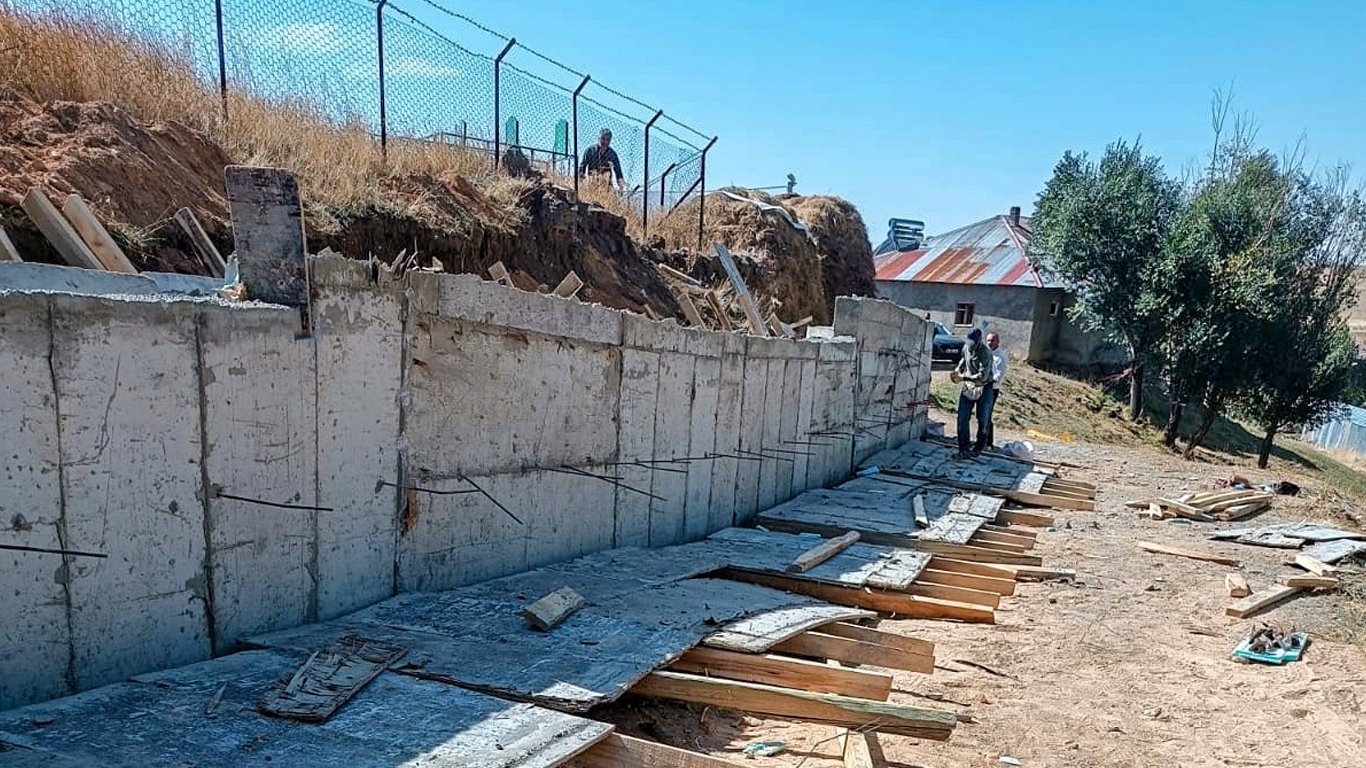 Özalp ve Çatak ilçelerindeki mezarlıklarda bakım çalışması