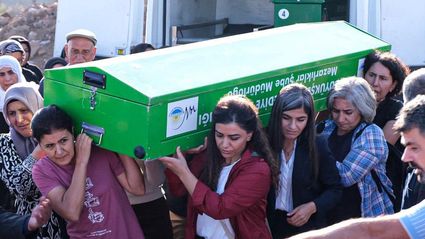 Rojin Kabaiş kadınlar tarafından son yolculuğuna uğurlandı