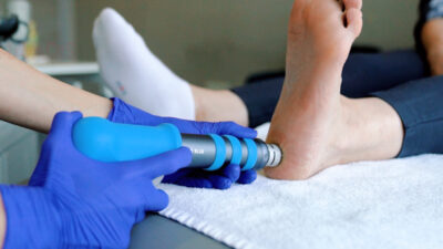 Topuk dikeni, ayak topuğunda oluşan kemiksi bir çıkıntıdır ve genellikle