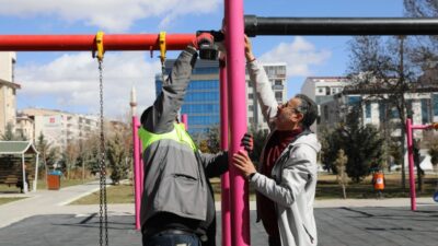 Van'ın İpekyolu Belediyesi Park ve Bahçeler Müdürlüğü ekipleri, ilçedeki parkların